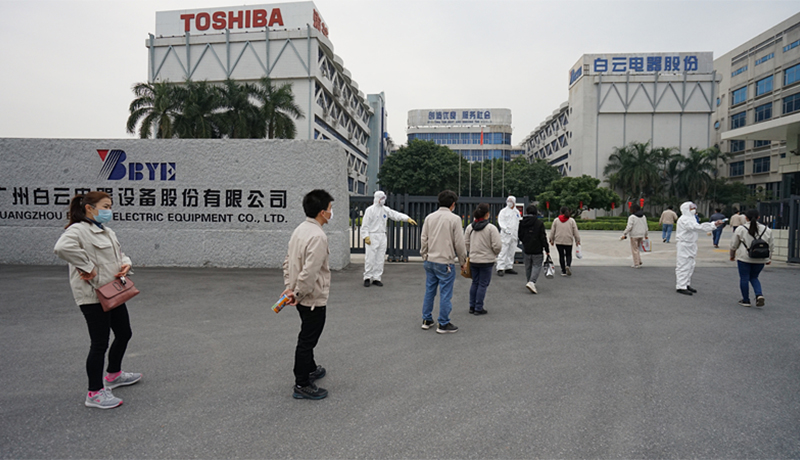 >體溫檢測，井然有序！